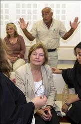 ماغواير في قاعة محكمة بتاح تيكفا، أمس، ويبدو خلفها العالم النووي الإسرائيلي مردخاي فعنونو 