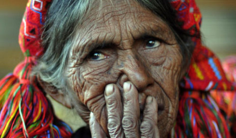 تنتظر تفقد رفات أقاربها الذين سقطوا ضحايا الحرب الأهلية في غواتيمالا (1960ـ 1996) في أغوا بلانكا قبل أيام 