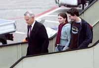 وزير الخارجية الهولندي بن بوت يرافق سارة وعمار لدى هبوطهما من الطائرة التي اعادتهما من دمشق الى هولندا