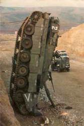 دبابة ميركافا اسرائيلية اصابها صاروخ للمقاومة في جنوب لبنان 