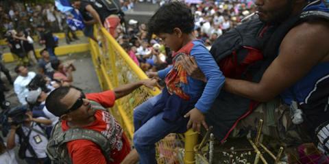 إنقاذ 600 مهاجر على متن مقطورتي شاحنتين في المكسيك