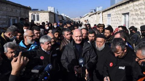 وزير الداخلية التركي يزور مخيمات الشمال السوري بحماية من “النصرة”