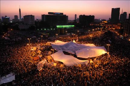 المتظاهرون في ميدان التحرير مساء أمس