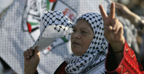 فلسطينية تشارك في إحياء الذكرى السادسة لاغتيال عرفات في رام اللّه أمس