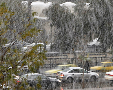 الثلوج هطلت بكثافة على دمشق أمس