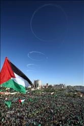 آثار دخانية لطائرات حربية إسرائيلية فوق المحتفلين بذكرى تأسيس حركة حماس في غزة أمس