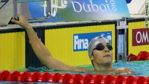 السباح الإسرائيلي ينظر إلى رقمه بسباق 100 متر ظهر