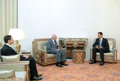 الأسد خلال استقباله الرئيس عمر كرامي ونجله في دمشق أمس
