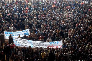 أقباط يشيعون ضحايا مواجهات يوم الثلاثاء الماضي، في القاهرة أمس