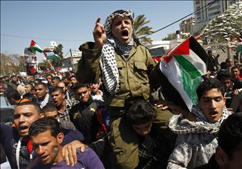 متظاهرون خلال مسيرة في غزة مطالبة بإنهاء الانقسام الوطني أمس