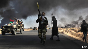 انسحبت المعارضة من عدة مدن أمام تقدم قوات القذافي التي استخدمت المدفعية والطيران بكثافة.