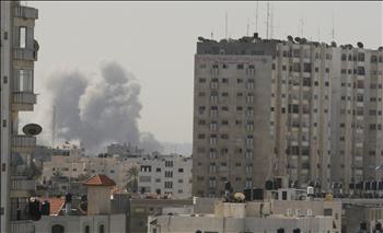 الدخان يتصاعد من المجمع الأمني في غزة بعد إغارة الطيران الإسرائيلي عليه أمس 