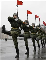 جنود روس يتدربون استعداداً للاحتفالات التي ستجري في 7 تشرين الثاني المقبل في الساحة الحمراء في موسكو بالذكرى الـ65 لانطلاق الجنود مباشرة إلى الجبهة خلال الحرب العالمية الثانية