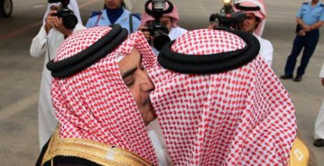 وزيرا خارجية البحرين والسعودية يتبادلان التحية الخليجية قبيل الاجتماع الوزاري في الرياض أمس 