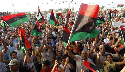 ليبيون يتظاهرون ضد القذافي في مصراتة أمس (رويترز) 
