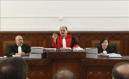 القاضي الحافي خلال افتتاح جلسة محاكمة بن علي في العاصمة تونس أمس (رويترز) 