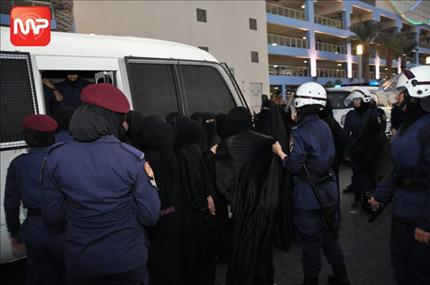  40 امرأة بحرينية خلال اقتيادهن إلى عربة الشرطة السبت الماضي (عن موقع «أخبار الثورة البحرينية») 