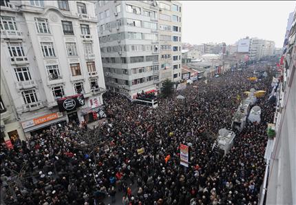 عشرات الآلاف يتظاهرون في ذكرى هرانت دينك في اسطنبول، أمس (أب) 