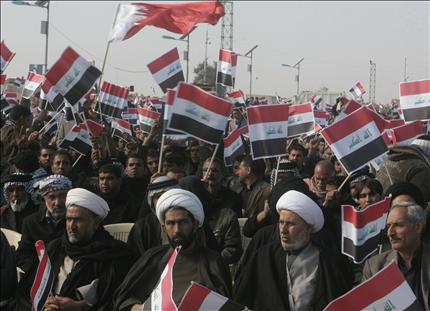 مؤيدون للتيار الصدري يحتفلون بالانسحاب الأميركي من العراق في مدينة النجف امس (أ ف ب) 