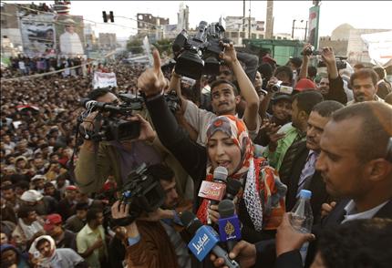 الناشطة اليمنية الحائزة جائزة نوبل للسلام توكل كرمان متحدثة الى الحشود المعارضة خلال تظاهرة ترحيب بعودتها في صنعاء امس (ا ب) 