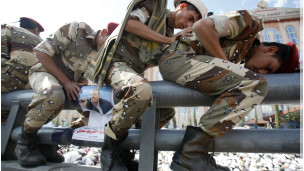 جنود منشقون يؤدون صلاة الجمعة