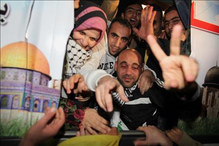 أسرى محررون لدى وصولهم إلى معبر رفح في غزة أمس (رويترز) 