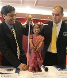 الهندية جيوتي امج (18 عاما) التي يبلغ طولها 62,8 سنتيمترا سجلت في كتاب «غينيس» للأرقام القياسية كأقصر امرأة في العالم، ويقف إلى جانبها(اليمين) روب مولوي من لجنة التحكيم.(ا ب ا) 
