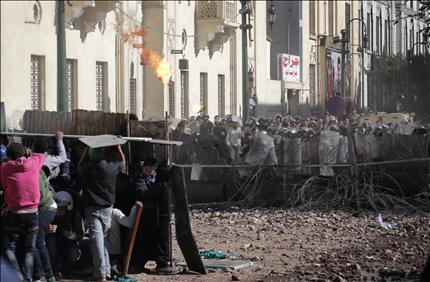 المواجهات بين الجيش والمتظاهرين قرب ميدان التحرير أمس (أ ب) 