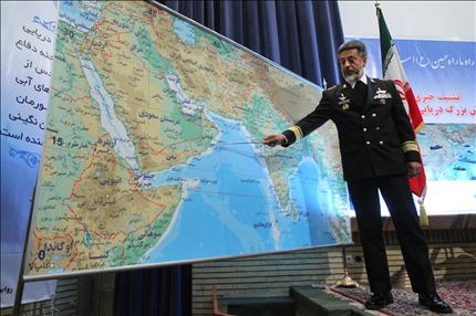 سباري يحدد مكان المناورات الإيرانية على خريطة في طهران أمس (أ ف ب) 