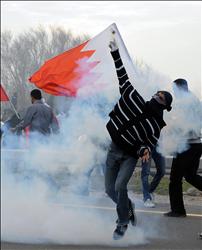 بحرينيون خلال مواجهات مع قوات الأمن في المنامة أمس (أ ب أ) 