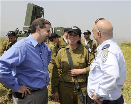 السفير الأميركي لدى إسرائيل دان شابيرو يزور موقع بطارية من نظام «القبة الحديدية» في جنوب الأرض المحتلة أمس 