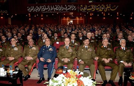 العماد راجحة (في الوسط) خلال حفل تخريج دورة ضباط القيادة والأركان في دمشق أمس (أ ب أ) 