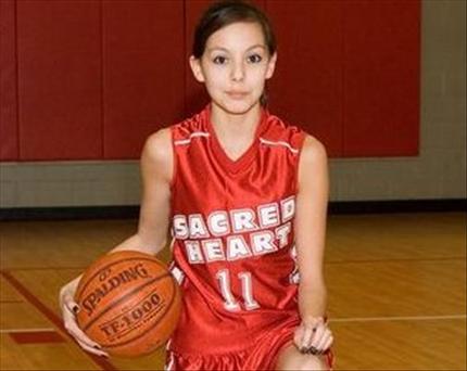 ميراندا بزَيّ كرة السلة. 