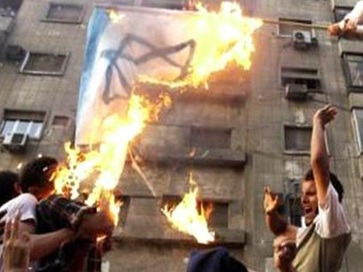 إنزال العلم الإسرائيلي وإحراقه في القاهرة