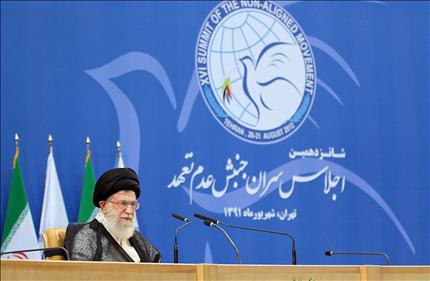 خامنئي خلال إلقاء خطابه في افتتاح قمة «عدم الانحياز» في طهران أمس (أ ف ب) 