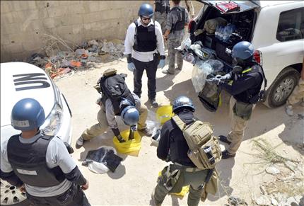 خبراء الاسلحة الكيميائية يجمعون العينات من الهجوم على زملكا في ريف دمشق في 29 اب الماضي (رويترز)