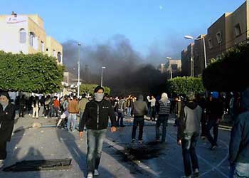 محتجون في مدينة سيدي بوزيد التونسية