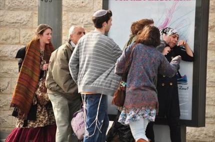 خلال الاعتداء على السيدة الفلسطينية في القدس المحتلة (عن «الانترنت») 