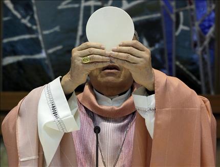 الكاردينال الهندوراسي أندريه رودريغز مارادياغا يصلّي لأجل انتخاب بابا جديد 