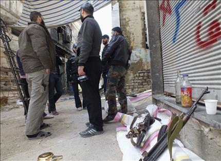 مسلحون في احد احياء حمص امس الاول (رويترز) 
