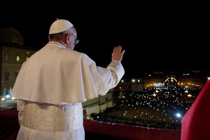 البابا فرانسيس الأول يلوّح للجموع بعد انتخابه (أ ب أ) 
