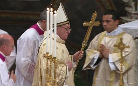 البابا فرنسيس الأول يترأس قداساً في الفاتيكان أمس (رويترز) 