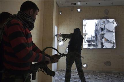 مسلحان سوريان خلال الاشتباكات في حلب أمس (أ ب أ) 