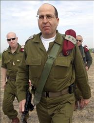 وزير الدفاع الإسرائيلي الجديد موشي يعلون قرب معبر «كيسوفيم» بين أراضي الـ48 وقطاع غزة في 16 شباط 2005 (رويترز) 