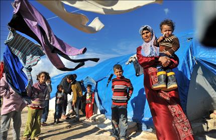 لاجئون سوريون في مخيم القاح في قرية اطمة السورية قرب الحدود التركية امس الاول (ا ف ب) 