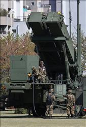جنود يابانيون يحضرون لنشر صواريخ «باتريوت»، وسط طوكيو، أمس (أ ب أ) 