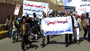 احتجاجات امام السفارة السعودية في صنعاء على معاملة اليمنيين في السعودية
