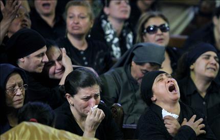 مصريات ينتحبن خلال جنازة قتلى مجزرة الخصوص في الكاتدرائية المرقسية في القاهرة، الأحد الماضي. (أب) 