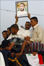 عراقيون يشاركون في تشييع أحد الضحايا في النجف أمس (رويترز) 
