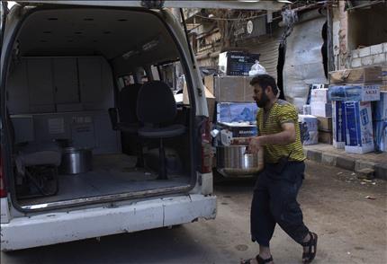 عنصر في «الجيش السوري الحر» ينقل الطعام الى مسلحين في دير الزور امس الاول (رويترز) 